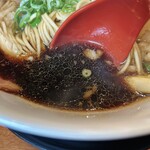 熟成醤油らーめん 十二分屋 - 味玉濃口熟成醤油ラーメン、スープの色