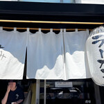 すみれ - 暖簾と提灯。