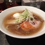 すみれ - ミニ塩ラーメン＋半熟玉子！　前回食べた塩ラーメンより好印象。この味わいが本来のすみれさんの塩ラーメンかな。味噌・正油と同様、湯気は見えないけど火傷するほどアツアツ。イイね！　