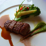 和牛サーロインのソテー。スチーム野菜とセルヴェチコのサラダ添え