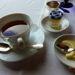 イル・テアトロ - レモンティー。はちみつが添えられています