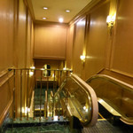イル・テアトロ - 椿山荘のエスカレーター