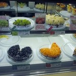 果実工房 新SUN - 店舗のショーケースの中には色鮮やかなフルーツタルトが美味しそうに並んでました。
      