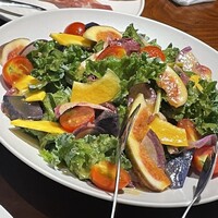 W Toranomon -the market- - いちじくのサラダ。季節でフルーツが変わるはず。