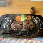 さわやか - 鉄板の余熱でさらに焼かれるバーグ