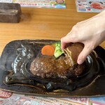 さわやか - オニオンソースをかけて出来上がり