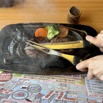 さわやか - 店員さんによるカットと鉄板おしつけ