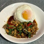 タイ居酒屋 イサーン サコンナコン - カオガパオムー