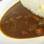 スリーピース - パパカレーはトマトの酸味が効いたもの。