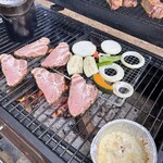 東京ドギーズガーデン - 上がスペアリブ、下が熟成ローストポーク