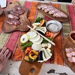 東京ドギーズガーデン - 手ぶらでBBQセットの
                                ・厳選牛ステーキ
                                ・熟成ローストポーク
                                ★野菜盛り合わせチーズフォンデュ