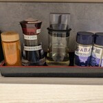 山形中華そば 麺や 一球 - 元ダレがあるのは珍しい。胡椒はブラックペッパー・ホワイトペッパーの2種