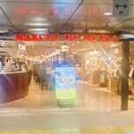 Bon Bon HAWAIIAN Echika表参道店 - ECHIKA表参道。手前がイジョーに混んでるけど奥まで行くと空いている。左側には居心地良いソファ席あり