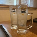 あじと - 水のグラスがジョッキサイズ。