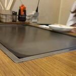 あじと - 到着前の温められた鉄板。