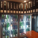 たんや 善治郎 立ち呑み処 - 店内の日本酒冷蔵庫