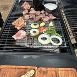 東京ドギーズガーデン - 最初はお肉の量が少ないかな？と思ったけれど、ハサミで切って食べるので思った以上にお腹いっぱいに^ - ^