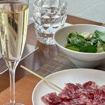 BIKiNi TAPA＋ - スパークリングワイン(500円)が進みます♪