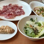 BIKiNi TAPA＋ - ランチのピンチョス(左)とサラダ。奥はサルシチョン(サラミ)450円