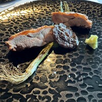 リストランテ 桜鏡 - 軍鶏の炭火焼き。付け合わせは、ネギ