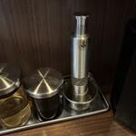 中華そばと餃子 - 一番右の器具で胡椒を擦り出します。