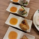 BAMBOO RESTAURANT - 揚げ春巻き、生春巻き(連れが来るかと思ったとの事で別皿にしてくれました。連れは来ません…)