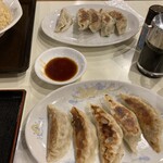 栄華 - 美味しい餃子、酢は多めに、醤油と、ラー油で