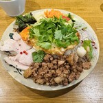 CHALO - 翌日再訪。パクチーで目玉焼きが隠れてる。