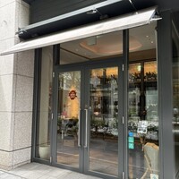 ラ・ボンヌターブル - 店の正面入り口