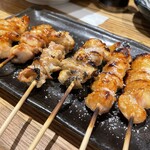 川北商店 焼鳥 - 左から鶏モモミ(タレ)、鶏皮(塩)、ぼんじり(塩)
