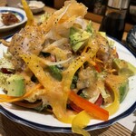 川北商店 焼鳥 - アボガドと大山鶏のサラダ