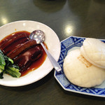 江山楼 - 江山楼の東坡肉1,200円を注文。
      中華パンも2個ついてきます。