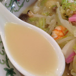 江山楼 - スープはミルキーだけど甘味が少ないあっさり味。
      あっさりですが、食べ進めると、塩分の具合が丁度いい感じになります。
      