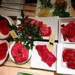 熟成和牛焼肉エイジング・ビーフ ワテラス神田秋葉原店 - 焼肉盛り合わせ