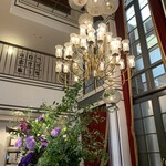 神戸北野ホテル - シャンデリアの下には素敵な花が！