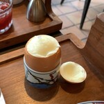 神戸北野ホテル - 半熟卵はエッグカッターで殻を割ります。そのままスプーンで頂きます。