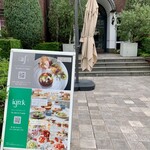 神戸北野ホテル - 入口付近に掲げられたレストランの案内