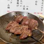 スタンド 金星 - 左 ハツ 250円、右 砂肝 250円