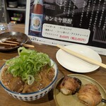 スタンド 金星 - もつ煮 380円、豚巻き串 エリンギ 350円