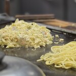 たぴおか食堂 - 今日は初の「えびモダン焼き」 
      生地にねり込まれたエビがこっちを見てる(❛ᴗ❛)
      こうなりゃにらめっこや