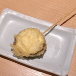 新宿御苑 天ぷら串 山本家 - 天ぷら串：クリームチーズの海苔巻き