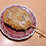 新宿御苑 天ぷら串 山本家 - 天ぷら串：レンコン大葉豚バラ巻き