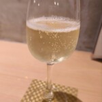 新宿御苑 天ぷら串 山本家 - スパークリングワイン、メニューをよく見ずに最初に頼んだ