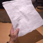 新宿御苑 天ぷら串 山本家 - 名物 極寒おしぼり、パリパリに凍っていて うちわ のように扇げます