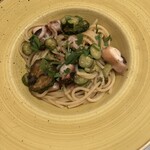 タランテッラ ダ ルイジ - 地ダコ、青唐辛子、ズッキーニのペペロンチーノ（2/1 シェアしたもの）