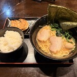 横浜家系ラーメン　翔家 - 