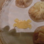 鼎泰豊 復興店 - カニの饅頭にはカニさんマーク。