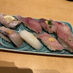 氷見回転寿司　粋鮨 - 1日限定20食の氷見漁港上寿司(右下は氷見牛の炙り)