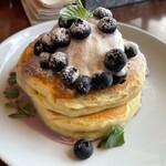 ao LAKESIDE CAFE - ブルーベリーソースのパンケーキ