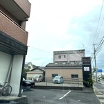 和食・焼き鳥 燈し火 - 店舗前の駐車場は4台